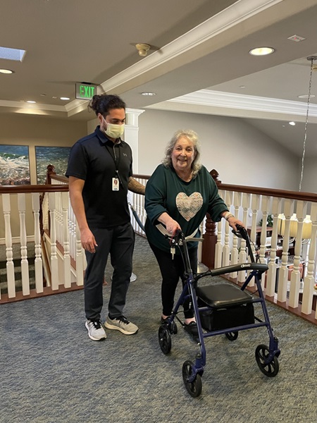 Senior receiving therapy